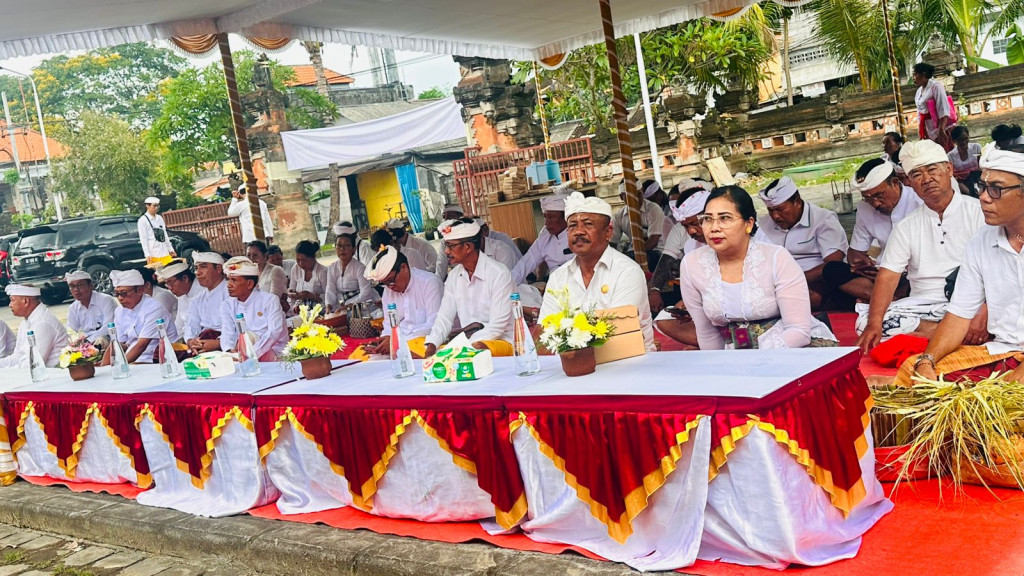 Sekretaris Camat Kuta Utara Hadiri Upacara Piodalan di Kantor MDA Kabupaten Badung